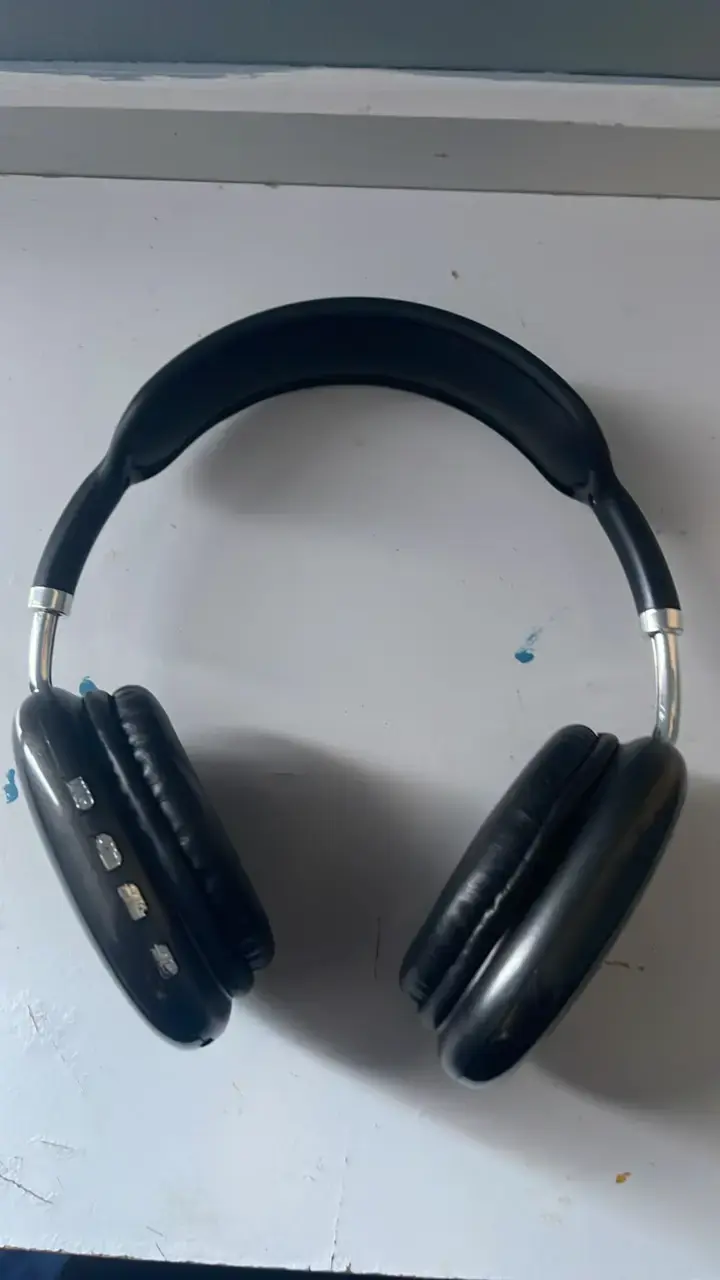 Auriculares inalámbricos negros con control - 1