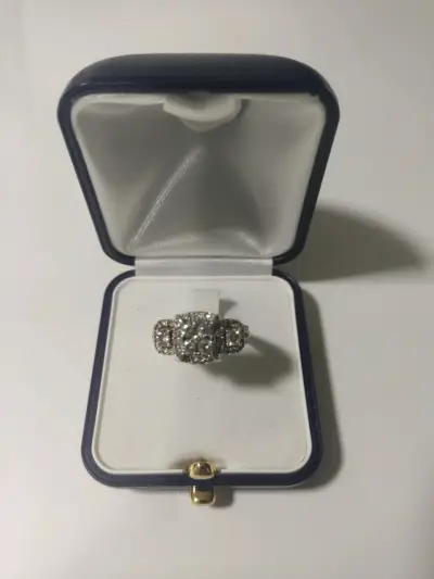 Anillo de compromiso con diamantes - miniatura 1