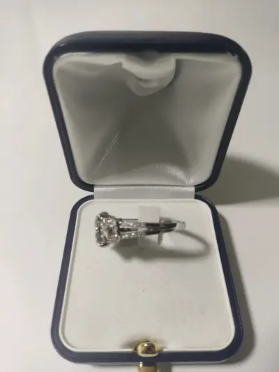 Anillo de compromiso con diamantes - miniatura 2