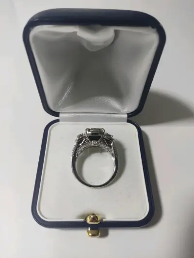 Anillo de compromiso con diamantes - miniatura 3