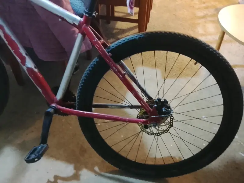 Bicicleta de montaña roja y blanca - 3