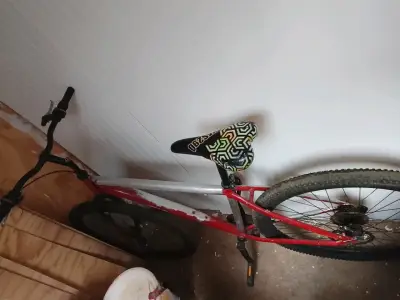Bicicleta de montaña roja y blanca - miniatura 6