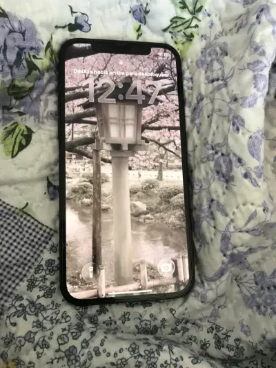 iPhone 12 negro en buen estado - miniatura 2