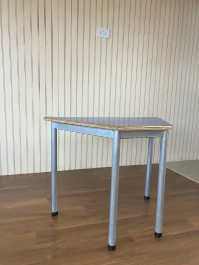 Mesa trapezoidal  de metal y madera - miniatura 1