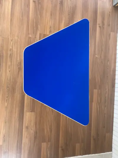 Mesa trapezoidal  de metal y madera - miniatura 2