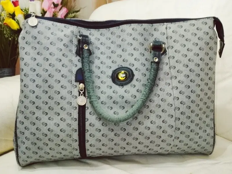 Bolso de mano carteras italianas gris monograma