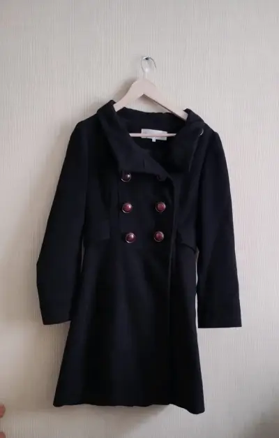 Abrigo negro elegante con botones - miniatura 1
