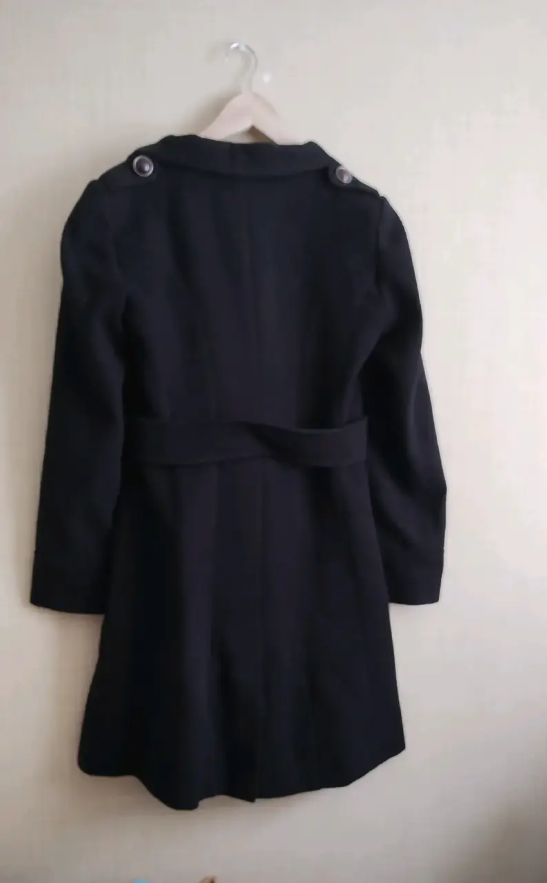 Abrigo negro elegante con botones - 2
