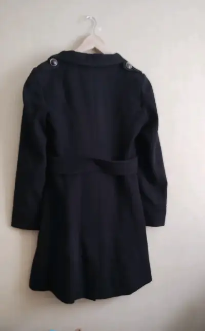 Abrigo negro elegante con botones - miniatura 2