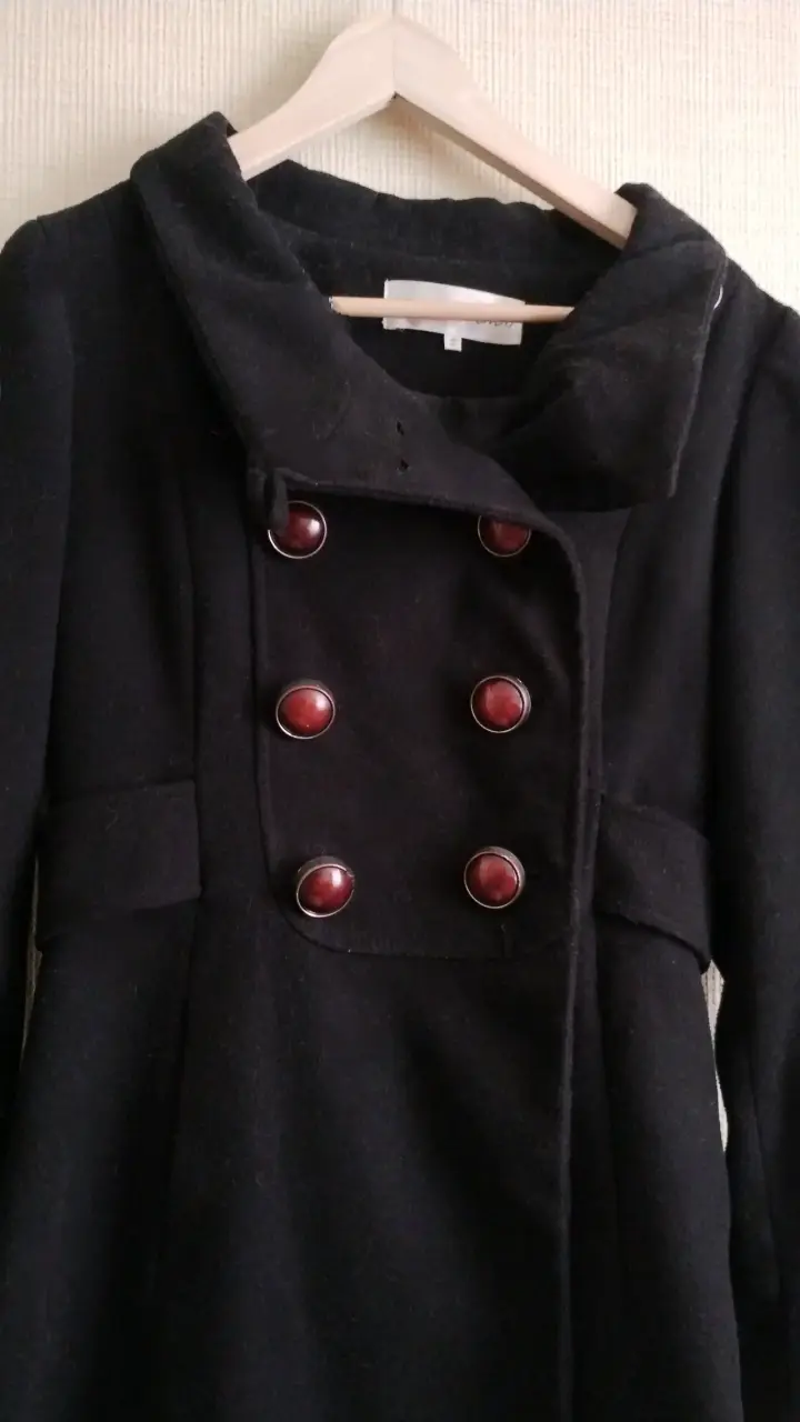 Abrigo negro elegante con botones - 3