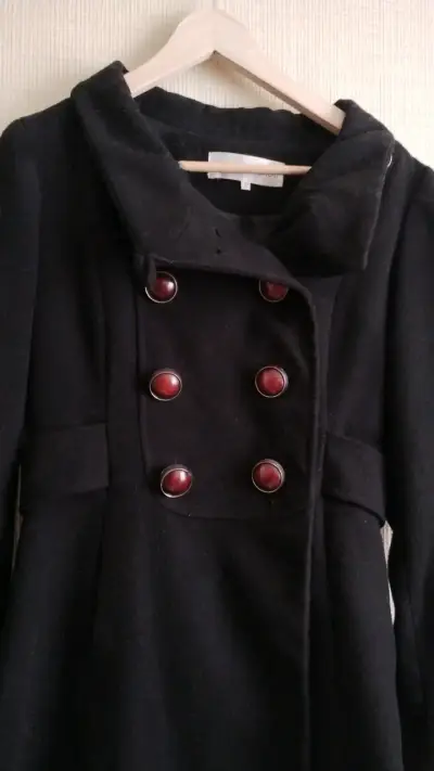 Abrigo negro elegante con botones - miniatura 3