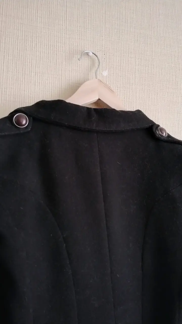 Abrigo negro elegante con botones - 4