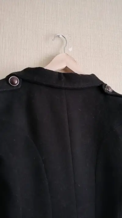 Abrigo negro elegante con botones - miniatura 4