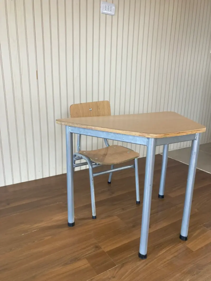 Conjunto de escritorio y silla escolar de madera - 1