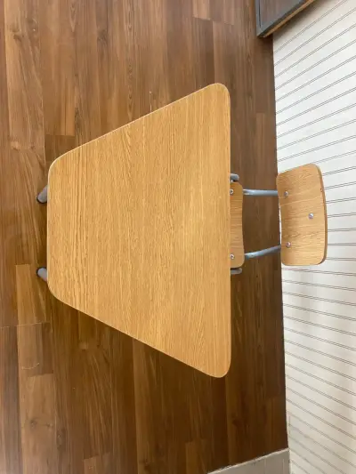 Conjunto de escritorio y silla escolar de madera - miniatura 2