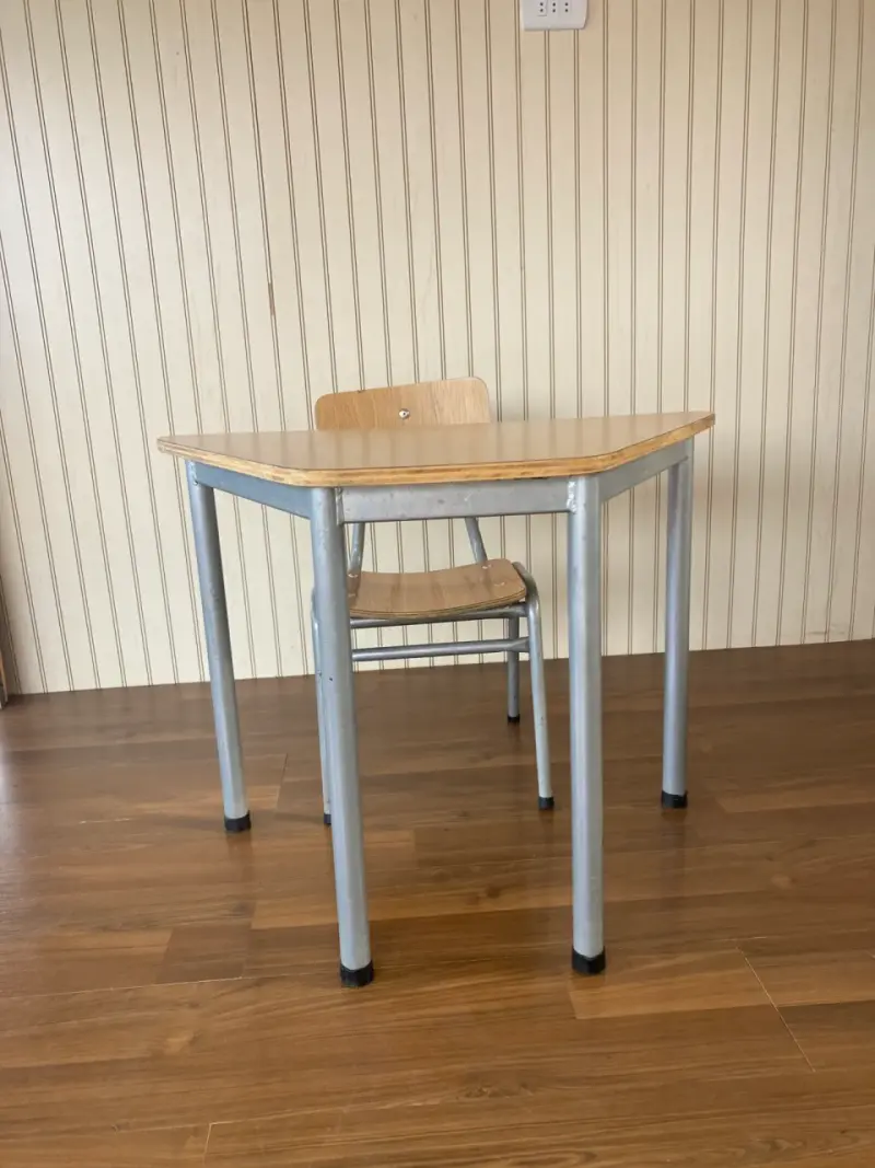 Conjunto de escritorio y silla escolar de madera - 3