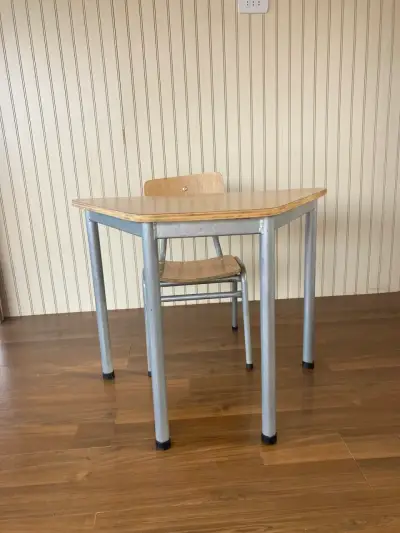 Conjunto de escritorio y silla escolar de madera - miniatura 3