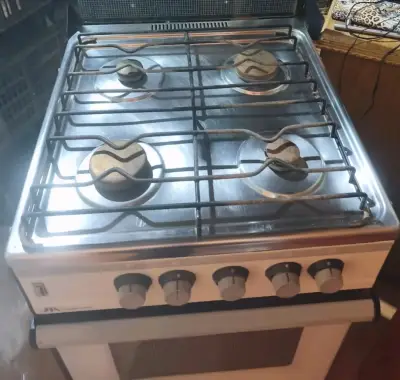Cocina a gas de cuatro quemadores - miniatura 1