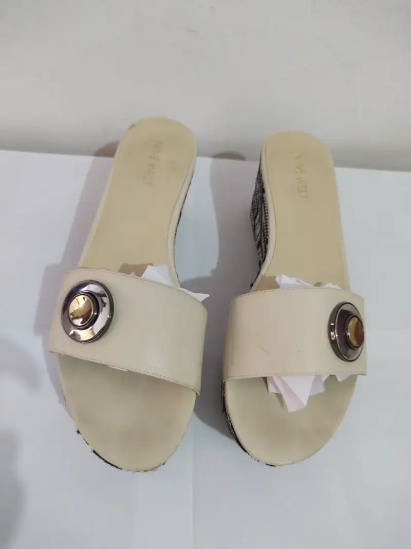 Sandalias Nine West beige con detalle metálico T38 - 2