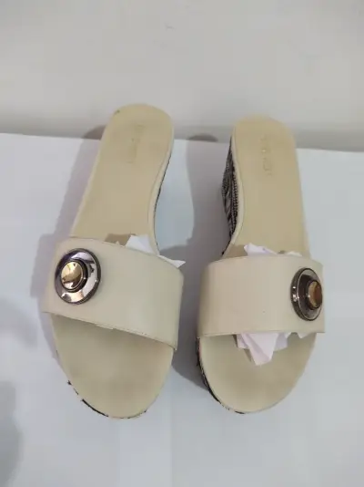 Sandalias Nine West beige con detalle metálico T38 - miniatura 2