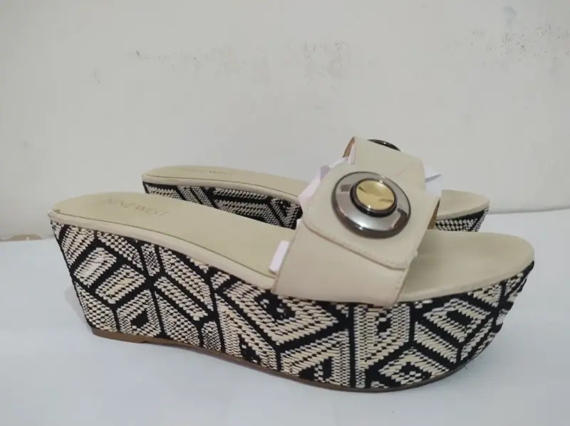 Sandalias Nine West beige con detalle metálico T38 - 3