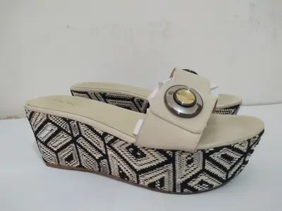 Sandalias Nine West beige con detalle metálico T38 - miniatura 3
