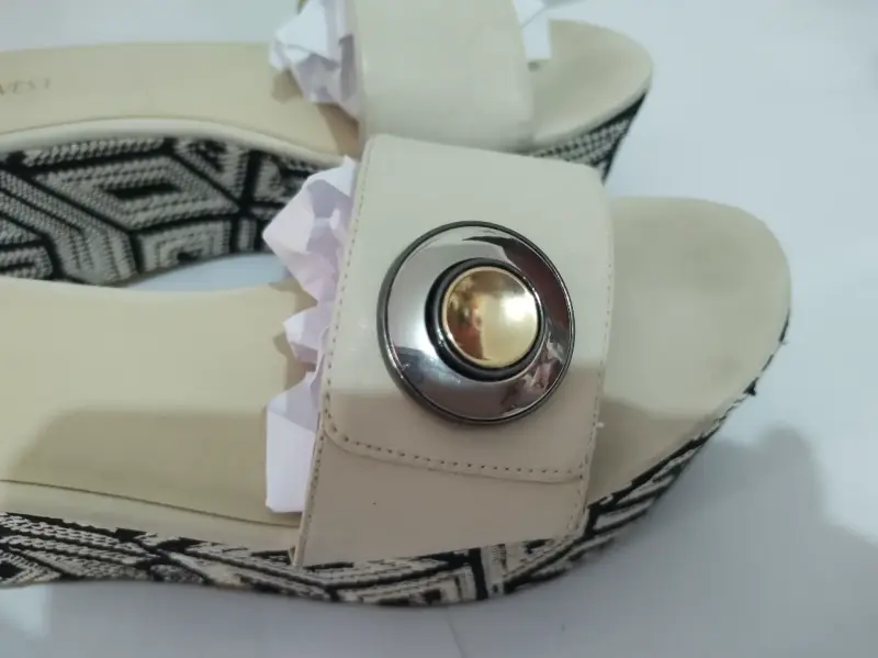 Sandalias Nine West beige con detalle metálico T38 - 4