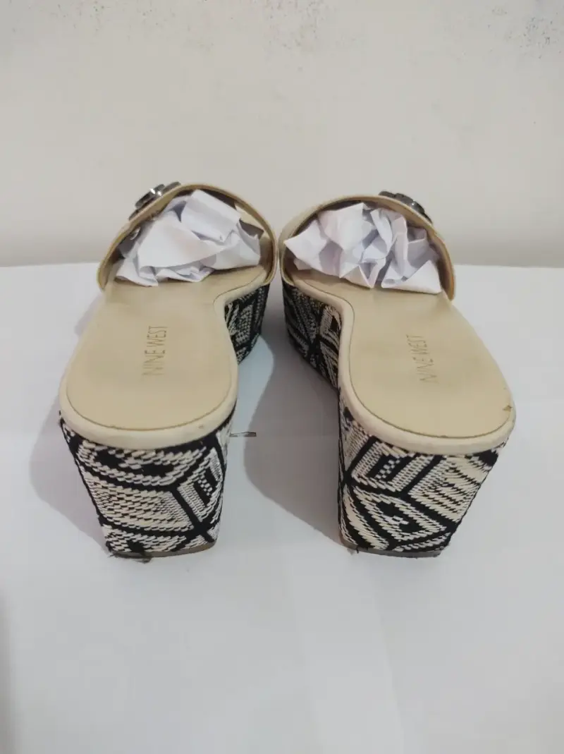 Sandalias Nine West beige con detalle metálico T38 - 5