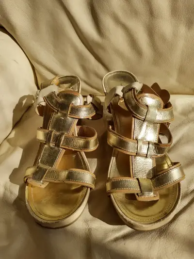 Sandalias tommy hilfiger doradas de cuero talla.39 - miniatura 2