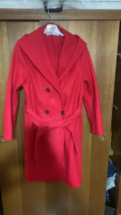 Abrigo rojo Zara con cinturón - miniatura 1