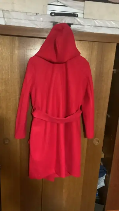 Abrigo rojo Zara con cinturón - miniatura 2
