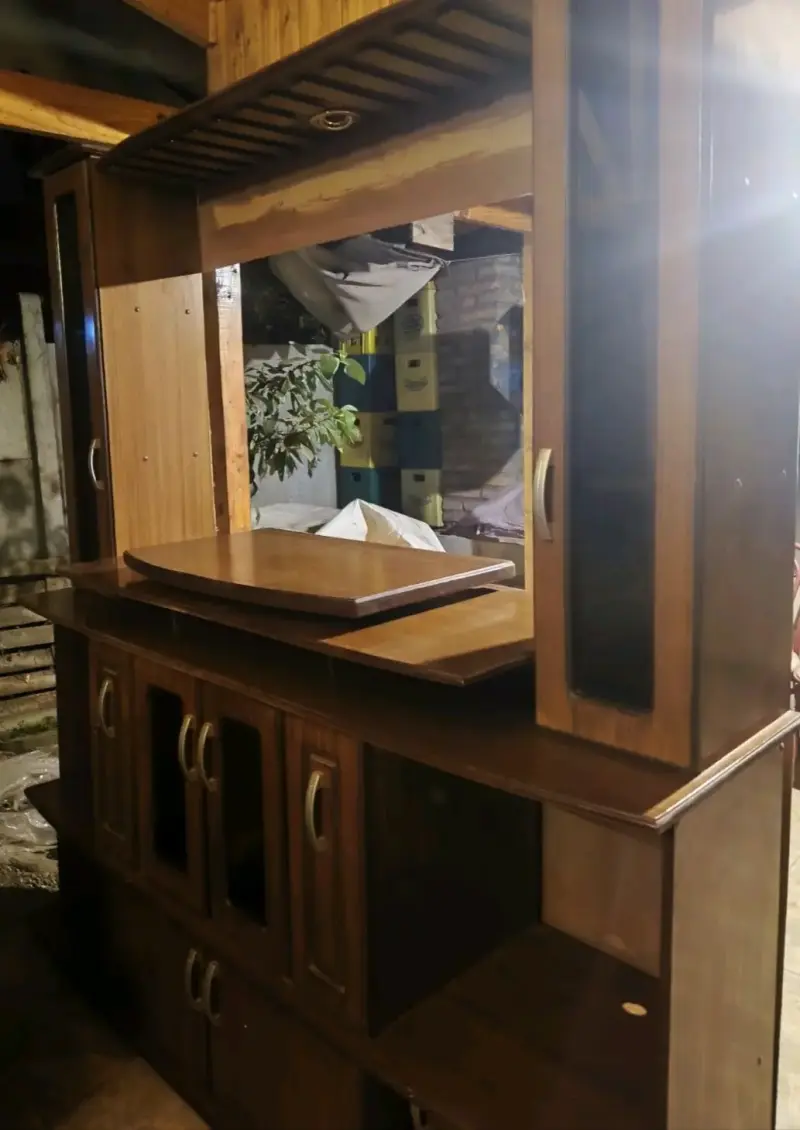 Mueble de madera para TV con estantes - 2