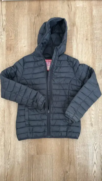 Chaqueta acolchada negra con capucha - miniatura 1