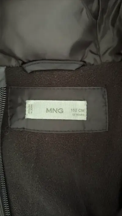 Chaqueta acolchada negra con capucha - miniatura 2