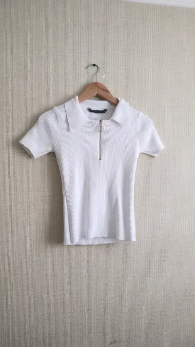 Polera blanca con cierre frontal - miniatura 1