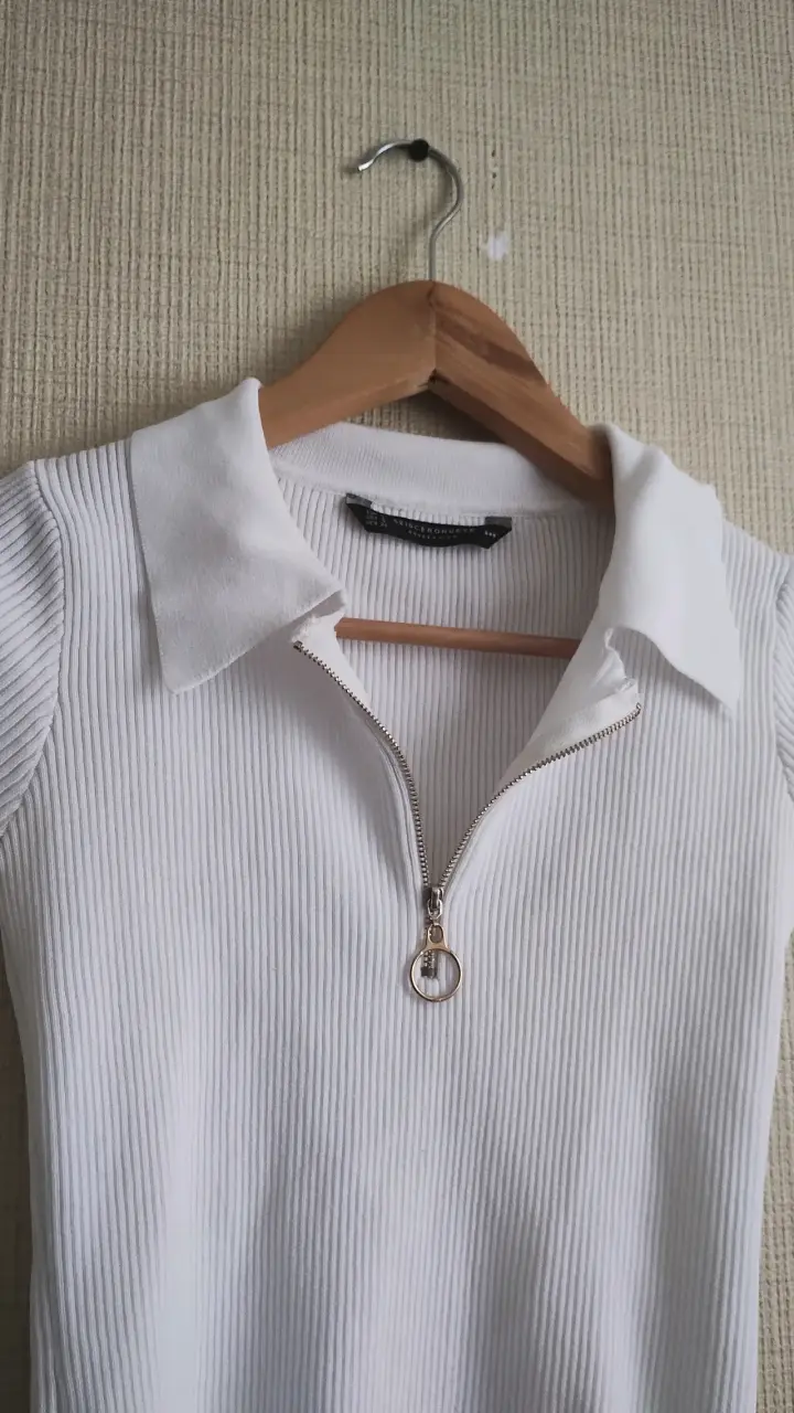Polera blanca con cierre frontal - 2