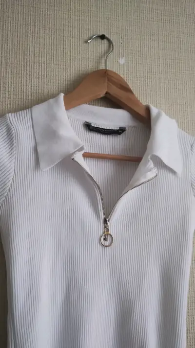Polera blanca con cierre frontal - miniatura 2