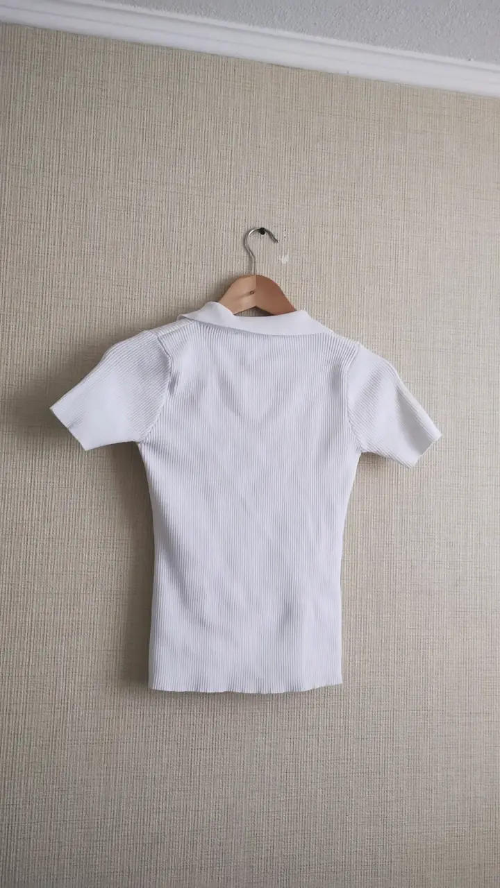 Polera blanca con cierre frontal - 3