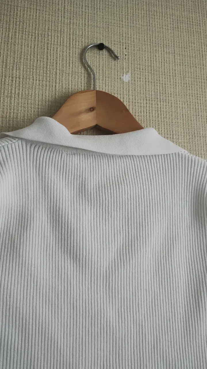 Polera blanca con cierre frontal - 4