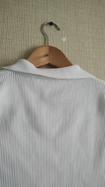 Polera blanca con cierre frontal - miniatura 4