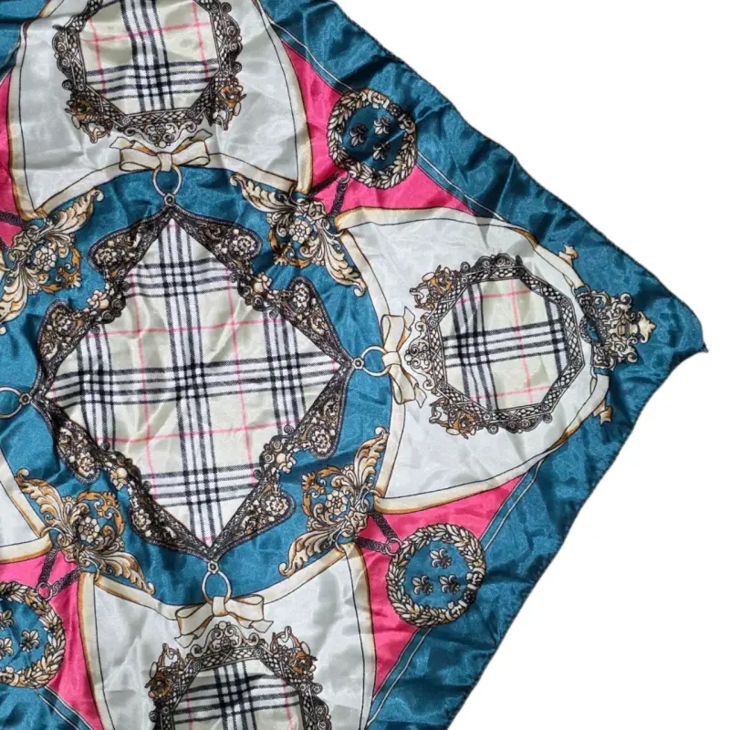 Pañuelo de seda con diseño elegante - 3