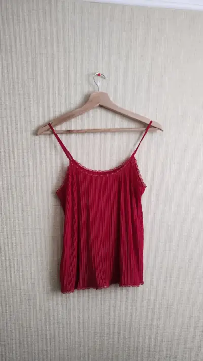 Blusa de tirantes roja plisada - miniatura 4