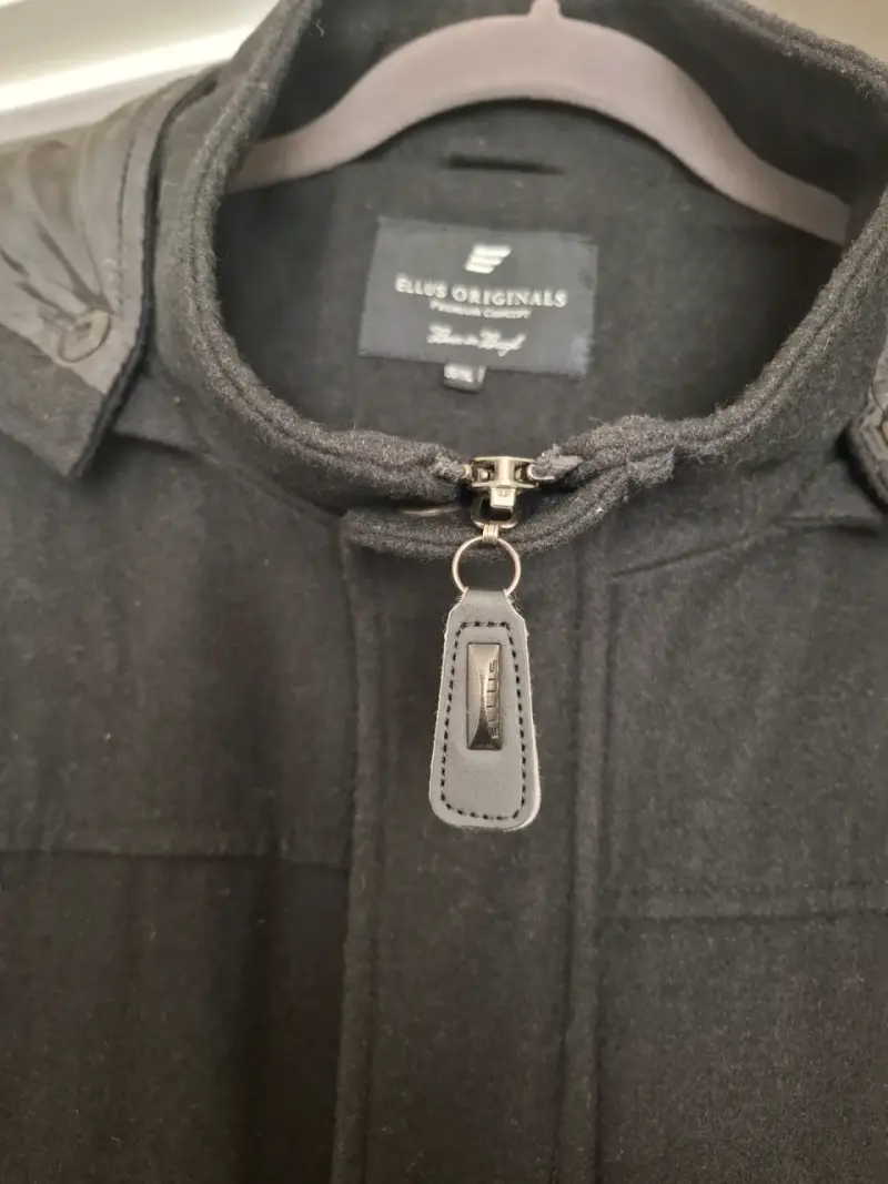 Abrigo negro con capucha para hombre - 4