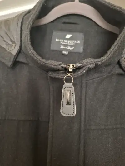 Abrigo negro con capucha para hombre - miniatura 4
