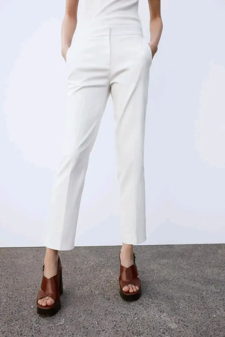 Pantalones blancos elegantes para mujer - 1