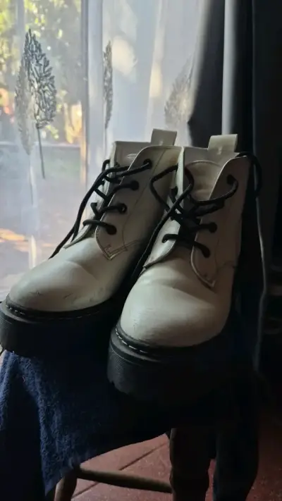 Botas blancas de cuero con cordones - miniatura 1