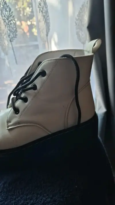 Botas blancas de cuero con cordones - miniatura 2