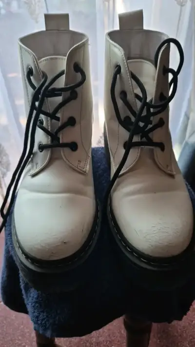 Botas blancas de cuero con cordones - miniatura 3