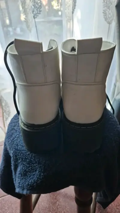 Botas blancas de cuero con cordones - miniatura 4
