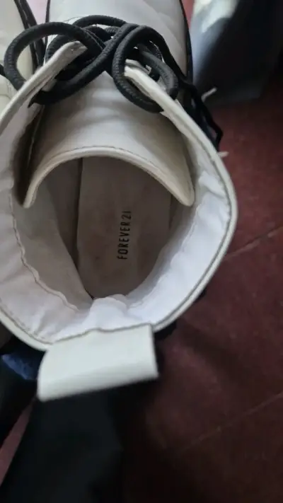 Botas blancas de cuero con cordones - miniatura 5